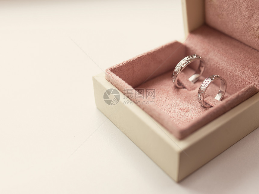 两枚结婚戒指装在盒子里有色相照图片