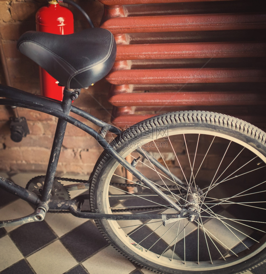 旧古老风格固定齿轮自行车有色照片图片
