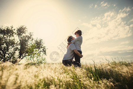 情侣在夏天的田野间拥抱图片