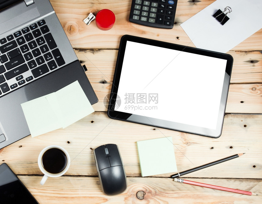 办公桌上的笔记本平板电脑和智能电话与办公用品图片