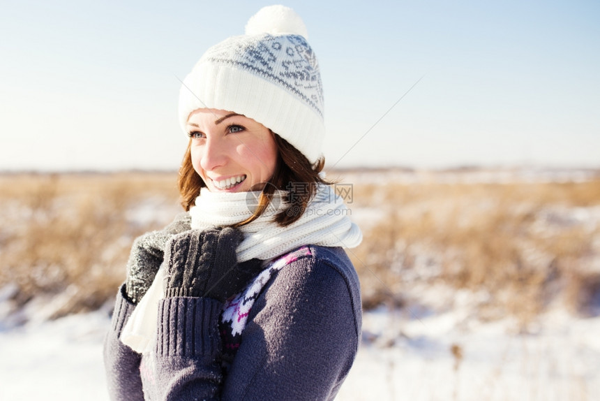 年轻女士在美丽的冬日开心玩雪景图片