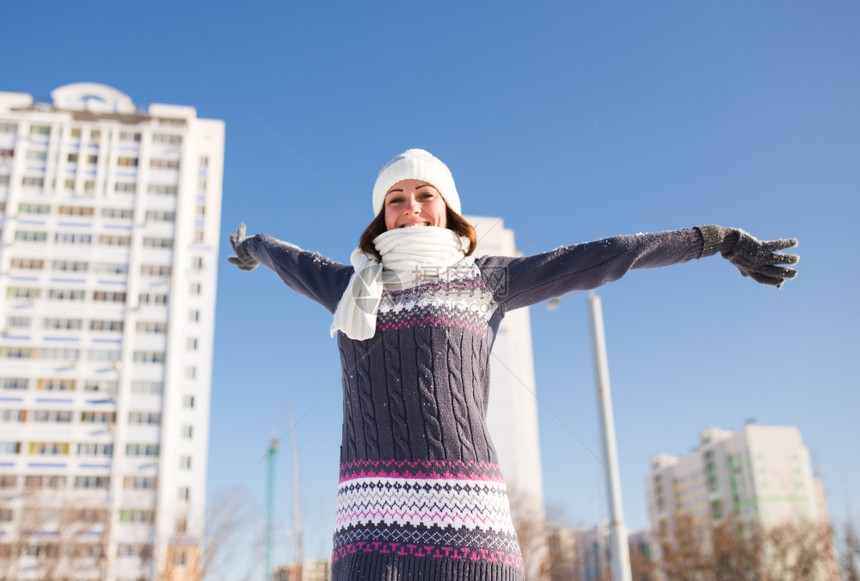 年轻女士在美丽的冬日开心玩雪景图片