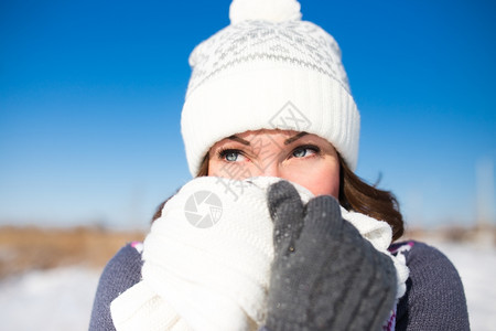 年轻女士在美丽的冬日开心玩雪景图片