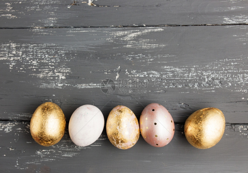 灰色土制木桌上的东产鸡蛋图片
