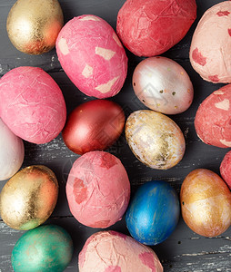 木桌上铺满的彩色鸡蛋景图片