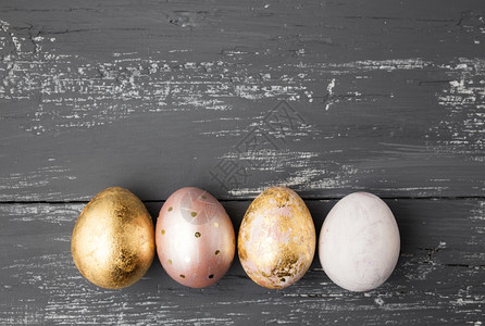 灰色土制木桌上的东产鸡蛋背景图片