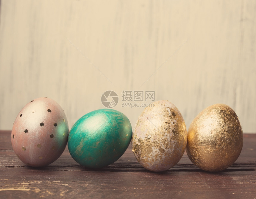 灰色背景的彩色鸡蛋图片