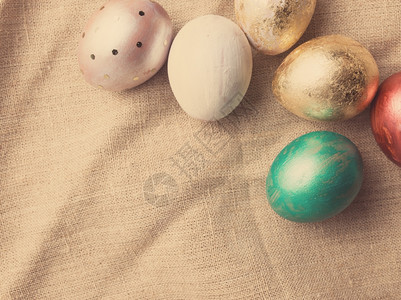灰色桌布上的彩色鸡蛋图片