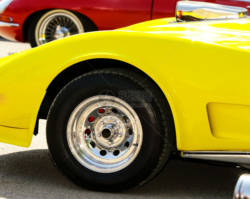 黄色汽车的轮胎图片