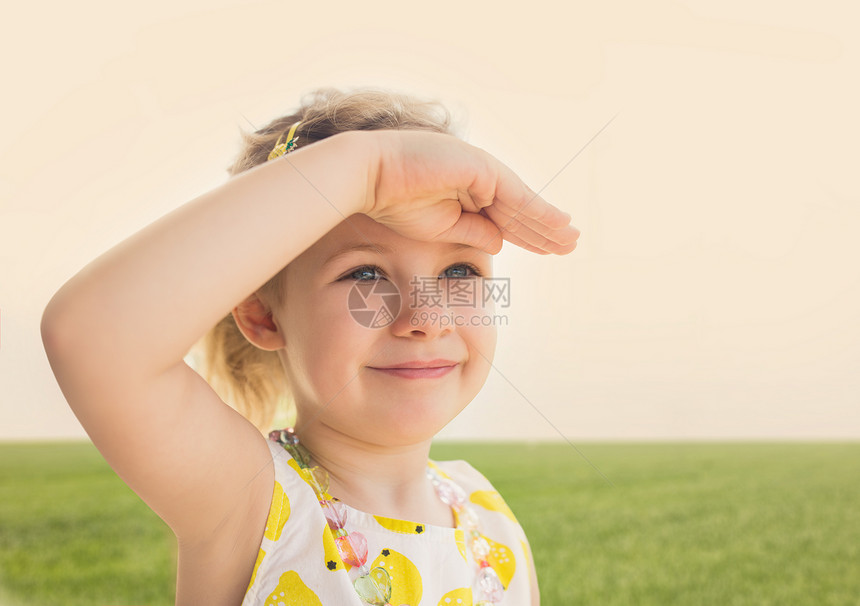 小女孩用前额的手看着皱眉小姑娘图片