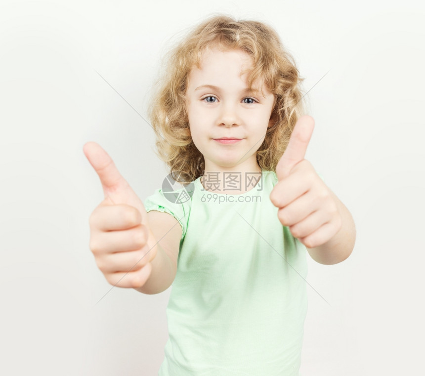 在白背景上拇指举起的小女孩图片