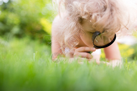小女孩用放大镜探索自然图片