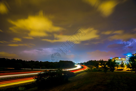 夜间交通时的雷电和风暴天气图片