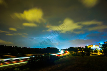夜间交通时的雷电和风暴天气图片