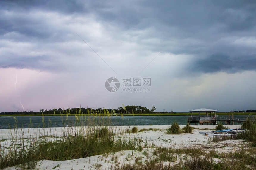 Tybe岛海滩风雨和雷暴的场景图片