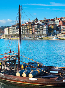 典型的装有葡萄酒桶船背景上Port老镇图片