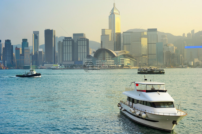 日落时在香港的豪华游艇图片