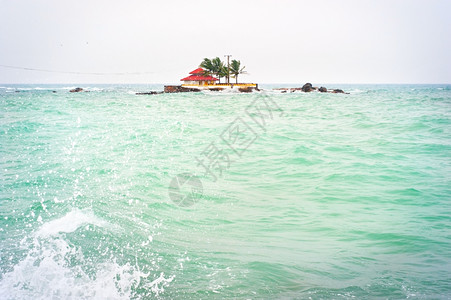 在海洋中的小岛故乡背景图片