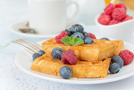 美味的早餐甜华芙饼草莓蓝和咖啡图片
