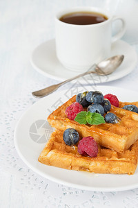 美味的早餐甜华芙饼草莓蓝咖啡垂直照片图片