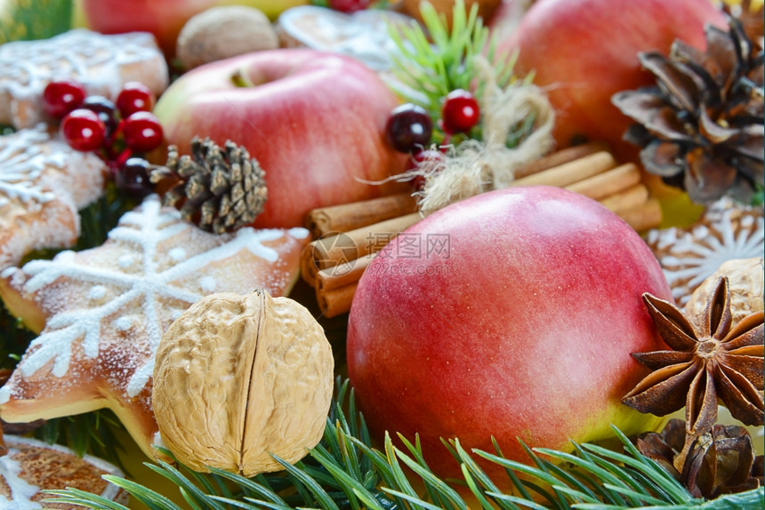 红苹果饼干和香料的圣诞节背景图片
