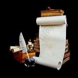 红色火焰状羽毛写着信笔铜烛台上的蜡在旧书背景上背景