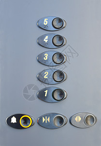 电梯中的金属面板上有阿拉伯数字和列内文的高清图片