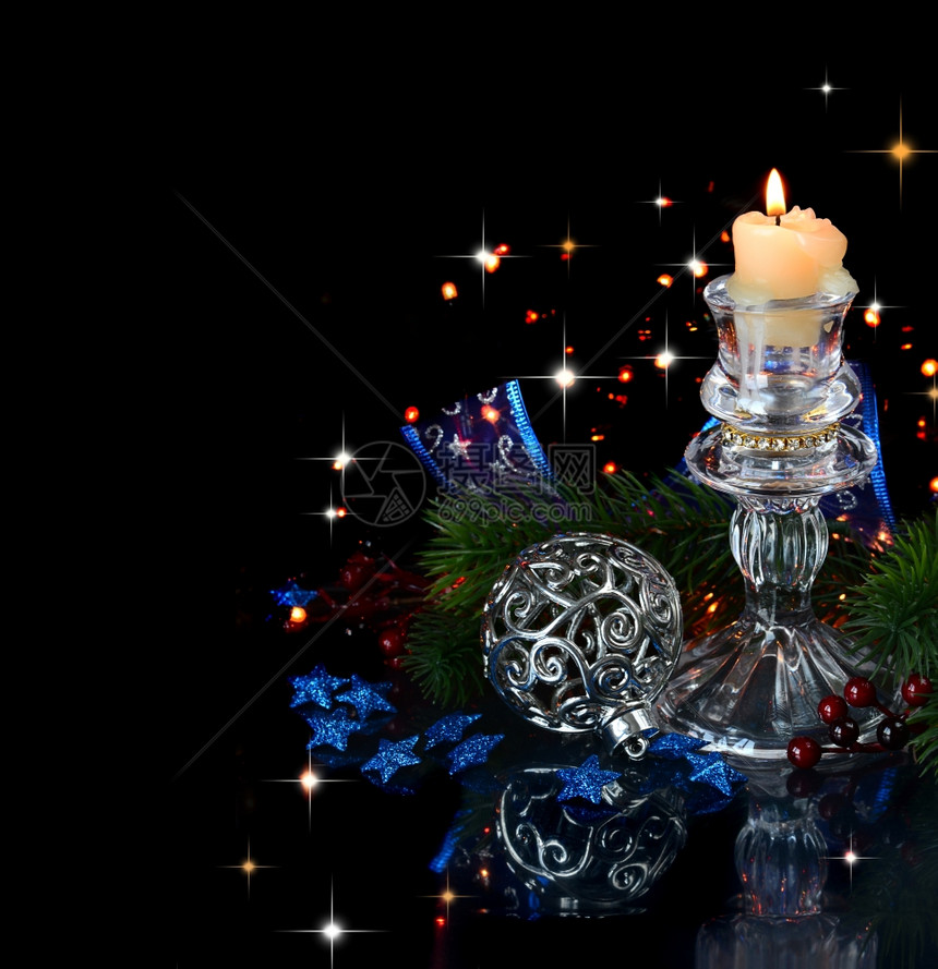 以蓝色调装饰圣诞黑色背景上烧着蜡烛图片