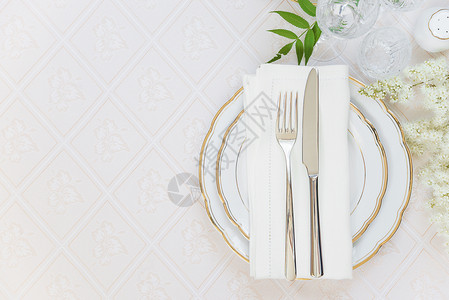 美的装饰桌顶上面有白色板晶杯水眼镜面巾餐具和白花在豪华桌布上有文字空间背景图片