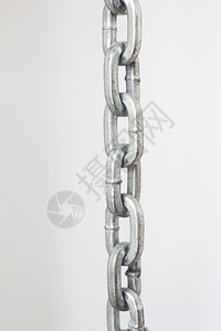 带有金属铬链中一部分的浅灰色背景金属铬链垂直图画图片