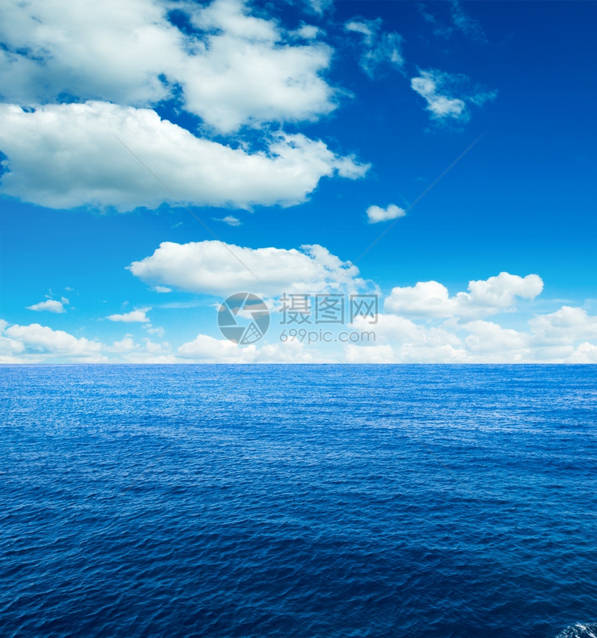 完美的天空和海洋图片