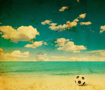 带有足球的海滩背景图片