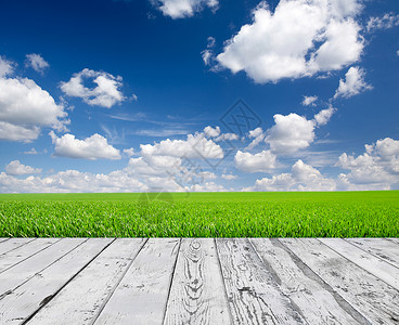 带云的木地板背景图片