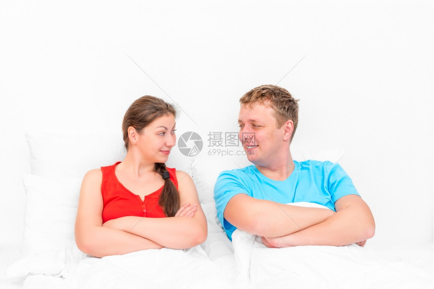 情侣在床上看着对方图片