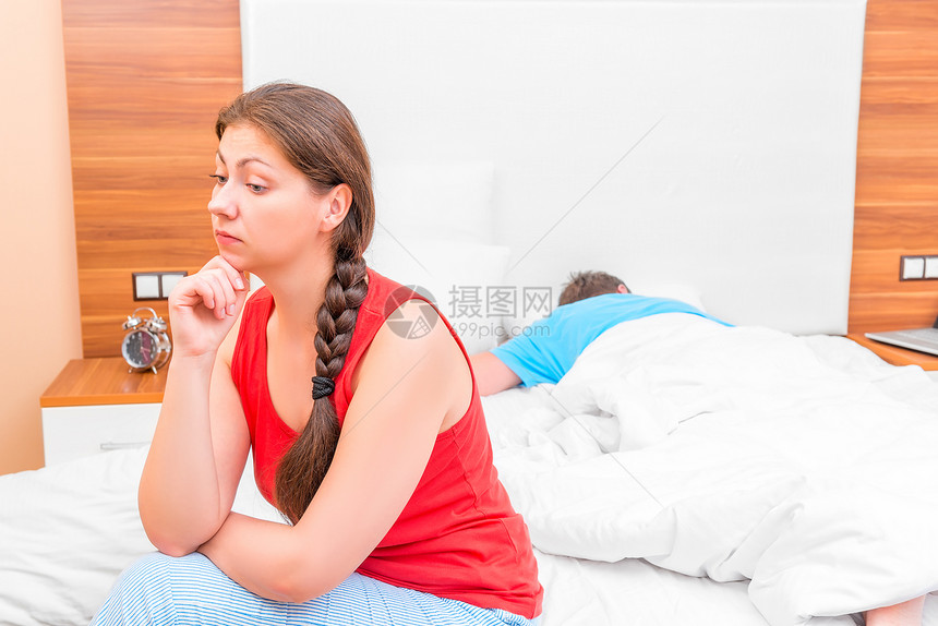 年轻女思考自己的丈夫和问题图片