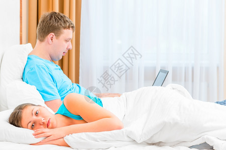 因丈夫玩电脑夫妻冷战图片