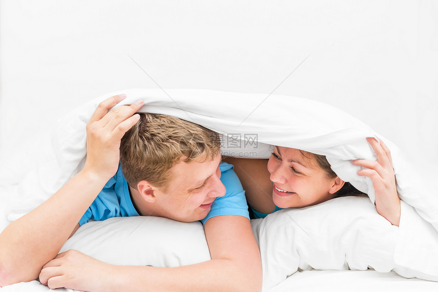被毯子覆盖的情侣图片