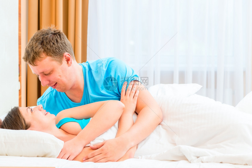 夫妇在床上调情图片