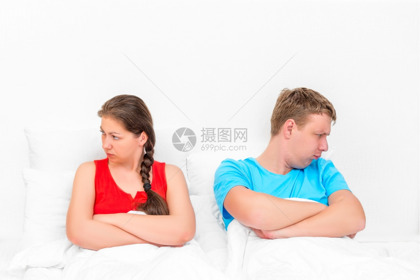 夫妇在床上的冲突图片