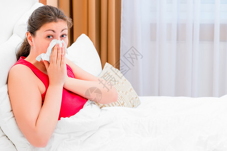 女孩在床上感冒鼻炎图片