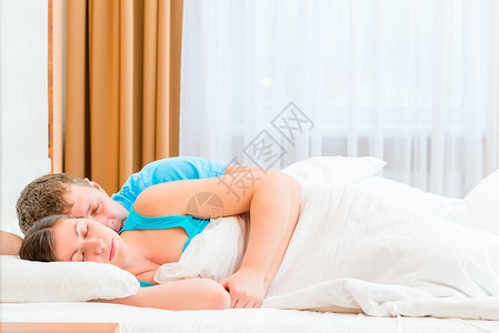 丈夫在床上温柔地拥抱他心爱的妻子图片
