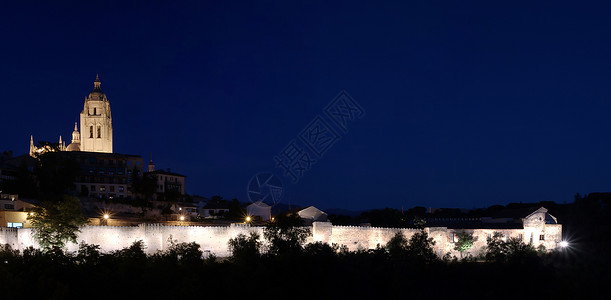 夜视西班牙的塞戈维亚大教堂背景图片