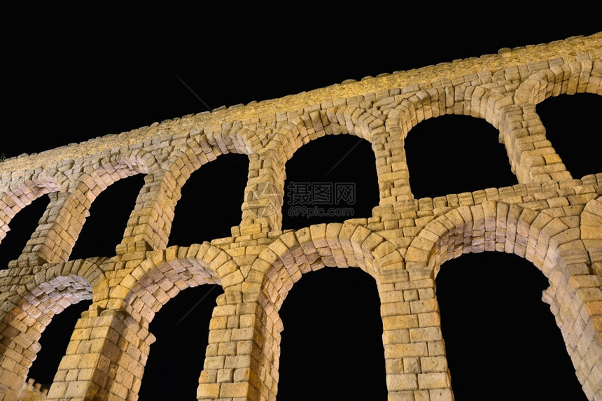 夜视着著名的古老水渠在塞戈维亚卡西拉和莱昂班牙图片