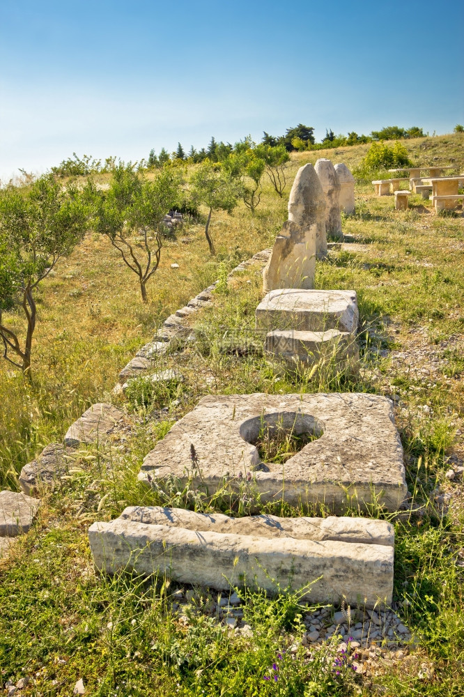 Croati古老城市阿萨里亚的石块文物图片