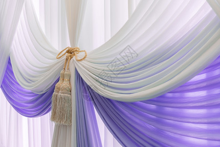 白色紫窗帘图片
