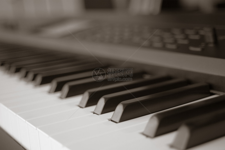 钢琴键盘合成器的抽象模糊关闭键前视图老式主题图片