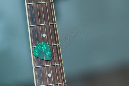 作为抽象背景的手指板上摘取彩色绿吉他图片