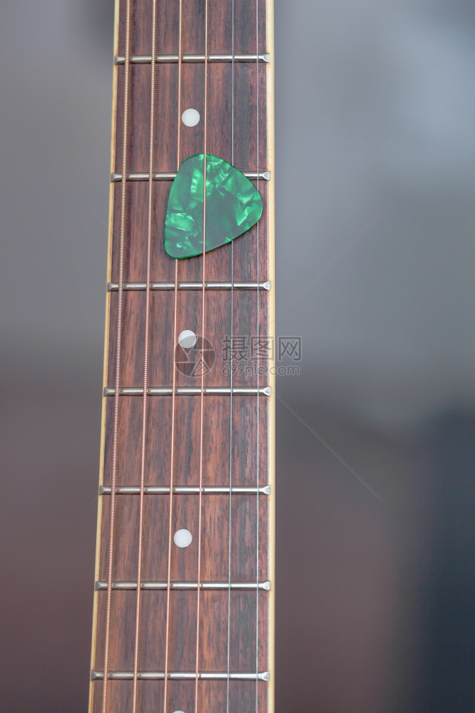 作为抽象背景的手指板上色彩多吉他选手图片