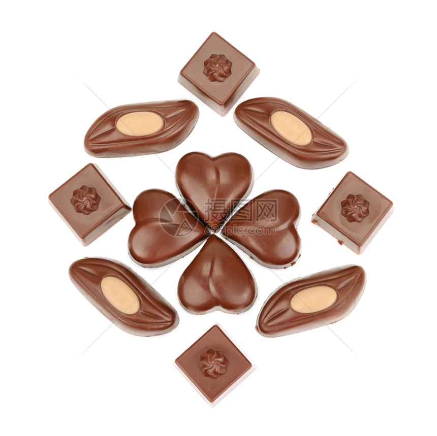 白色背景上孤立的巧克力糖果图片