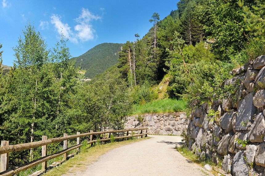 山中旅游者步行小道图片